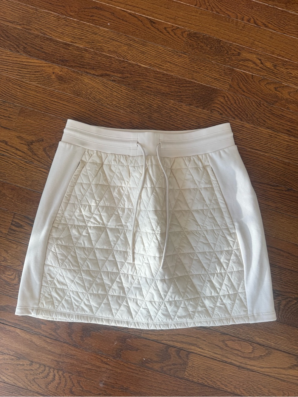 Athleta size 6 NWOT Cream Quilted Solstice Skirt